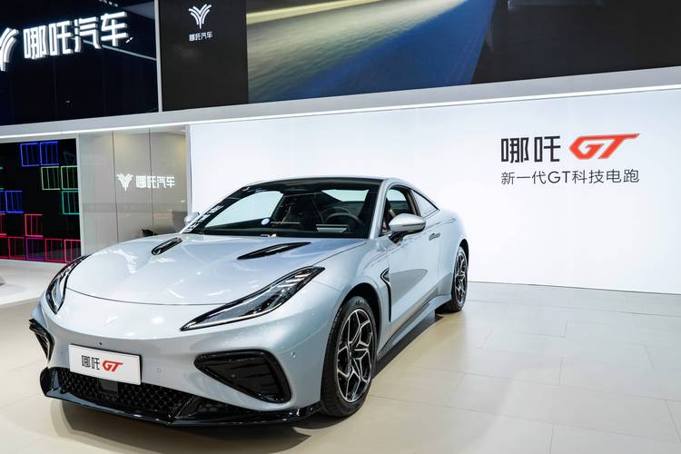 深圳49哪吒汽车在智能汽车领域的表现，领途汽车在新能源汽车市场中的影响力